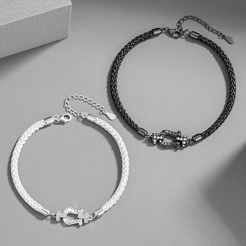 Bracelet en corde tressée blanche avec fermoir fer à cheval en argent sterling et zircon étincelant.