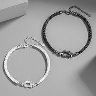 Bracelet en corde tressée blanche avec fermoir fer à cheval en argent sterling et zircon étincelant.