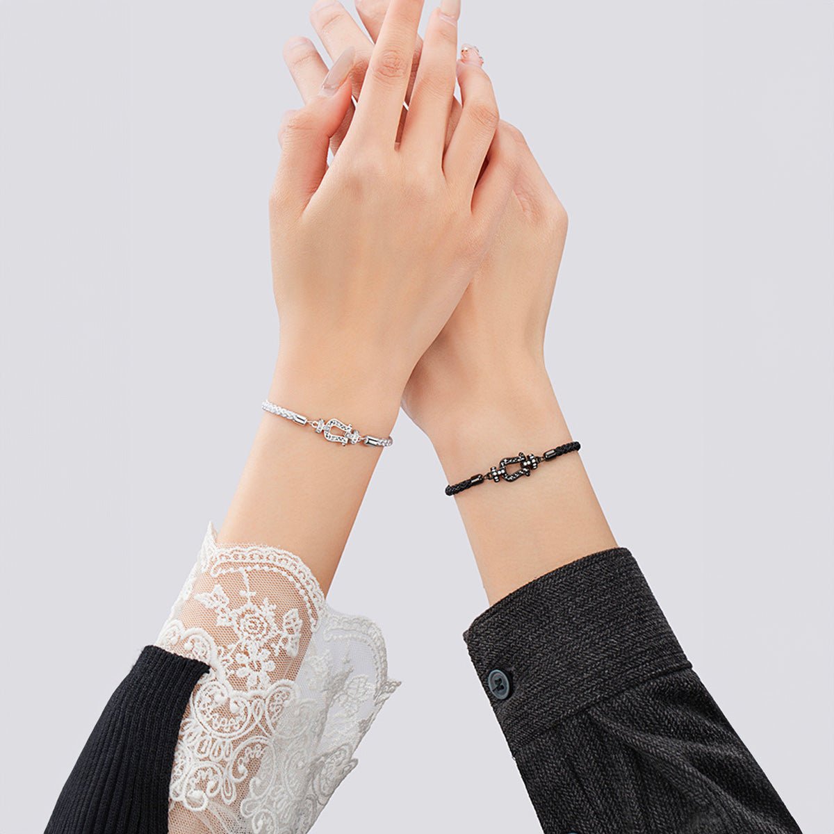 Bracelet fer à cheval en argent sterling avec zircon clair, finition polie, porté au poignet féminin.