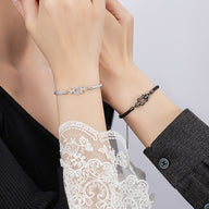 Bracelet fer à cheval en argent sterling avec zircon scintillant porté sur poignet féminin, modèle Jaorie, une version.