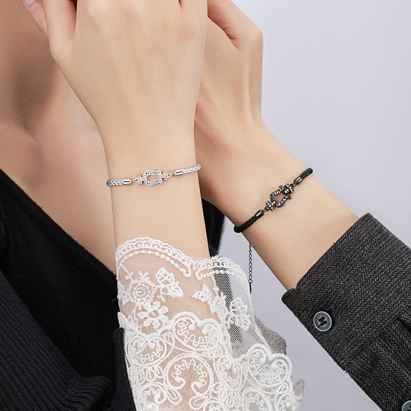 Bracelet fer à cheval en argent sterling avec zircon scintillant porté sur poignet féminin, modèle Jaorie, une version.