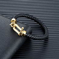 Bracelet homme en cuir noir tressé avec fermoir en acier inoxydable doré en forme de fer à cheval.