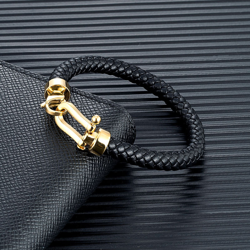 Bracelet homme en cuir noir tressé avec fermoir en acier inoxydable doré en forme de fer à cheval.