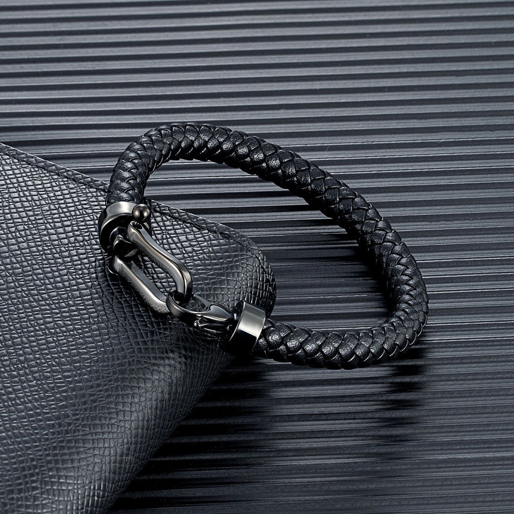 Bracelet homme noir en cuir tressé avec fermoir acier inoxydable style fer à cheval.