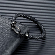 Bracelet homme noir en cuir tressé avec fermoir acier inoxydable style fer à cheval.