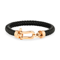 Bracelet homme en cuir noir tressé avec fermoir en acier inoxydable or rosé modèle fer à cheval Christian.