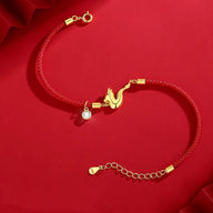 Bracelet fil rouge tressé avec dragon doré et perle nacrée, fermoir boucle ronde.