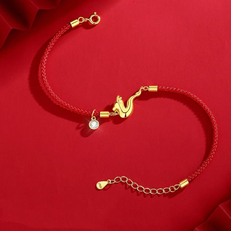 Bracelet fil rouge tressé avec dragon doré et perle nacrée, fermoir boucle ronde.