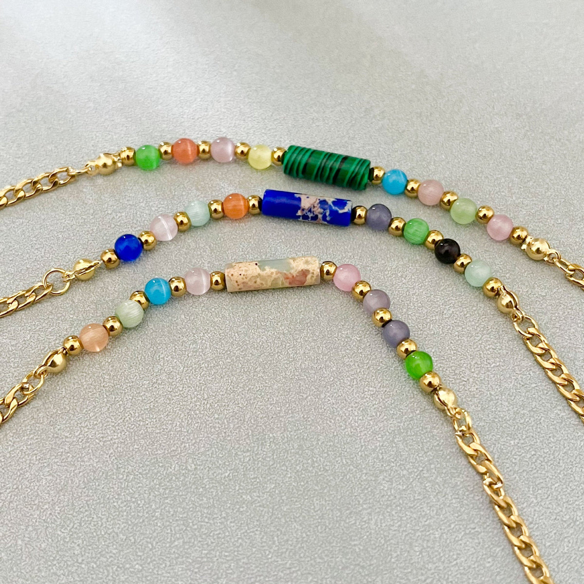 Bracelet fin à perles colorées, en acier inoxydable chaîne dorée avec pierre cylindrique, bijou délicat pour le quotidien, modèle Pénida