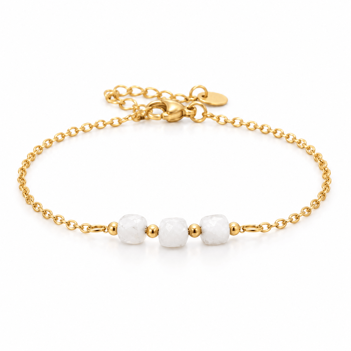 Packshot studio bracelet Bracelet fin en acier doré, maille forçat, trois pierres naturelles facettées, bijou élégant et lumineux, modèle Ilumia — Pierre de lune, vue frontale basse, fond blanc pur, détails verrouillés