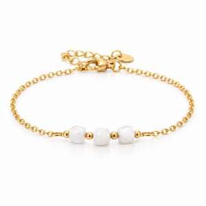 Packshot studio bracelet Bracelet fin en acier doré, maille forçat, trois pierres naturelles facettées, bijou élégant et lumineux, modèle Ilumia — Pierre de lune, vue frontale basse, fond blanc pur, détails verrouillés