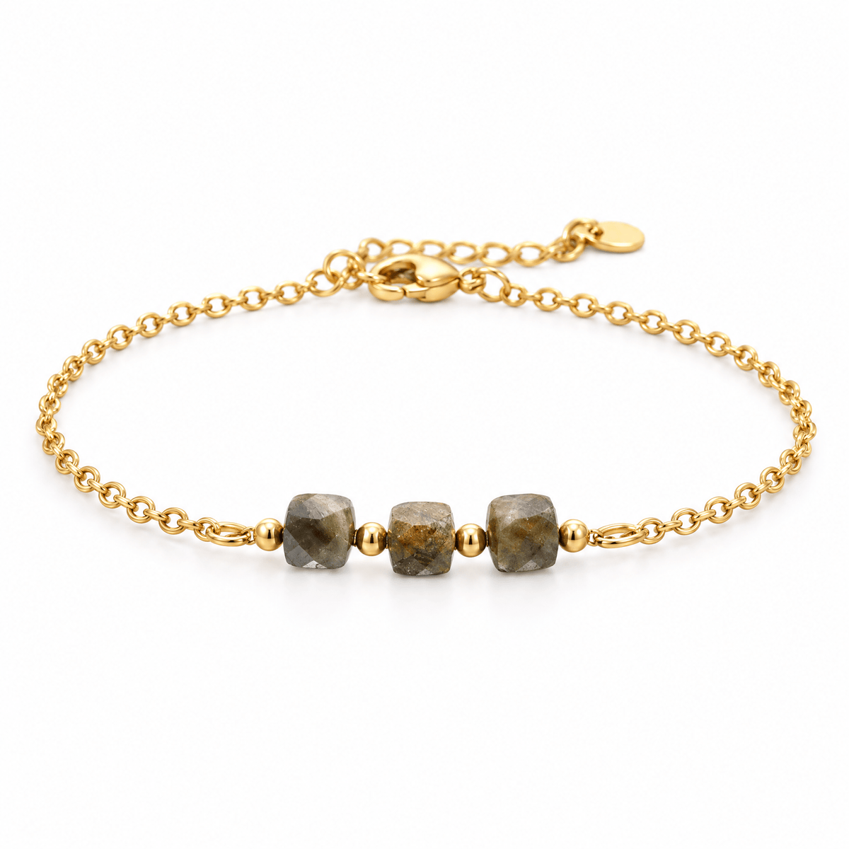 Packshot studio bracelet Bracelet fin en acier doré, maille forçat, trois pierres naturelles facettées, bijou élégant et lumineux, modèle Ilumia — Labradorite, vue frontale basse, fond blanc pur, détails verrouillés