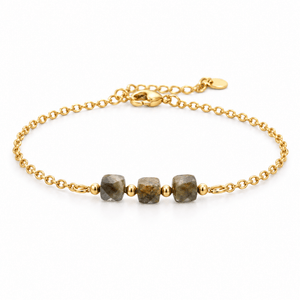 Packshot studio bracelet Bracelet fin en acier doré, maille forçat, trois pierres naturelles facettées, bijou élégant et lumineux, modèle Ilumia — Labradorite, vue frontale basse, fond blanc pur, détails verrouillés