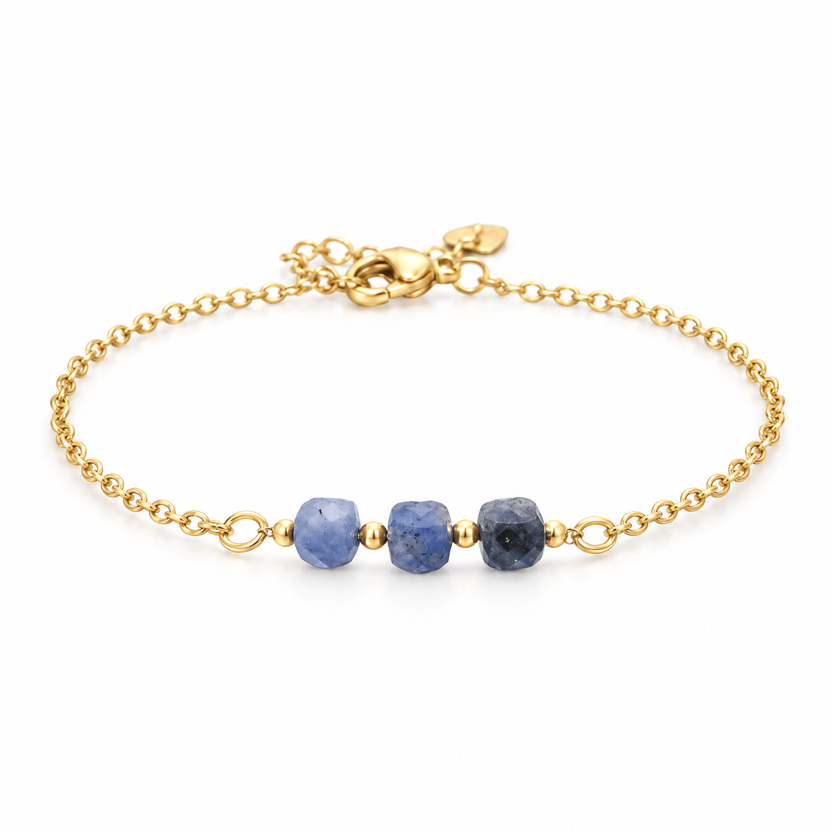 Packshot studio bracelet Bracelet fin en acier doré, maille forçat, trois pierres naturelles facettées, bijou élégant et lumineux, modèle Ilumia — Sodalite, vue frontale basse, fond blanc pur, détails verrouillés