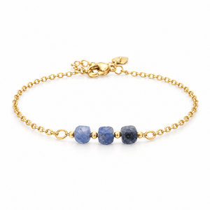 Packshot studio bracelet Bracelet fin en acier doré, maille forçat, trois pierres naturelles facettées, bijou élégant et lumineux, modèle Ilumia — Sodalite, vue frontale basse, fond blanc pur, détails verrouillés