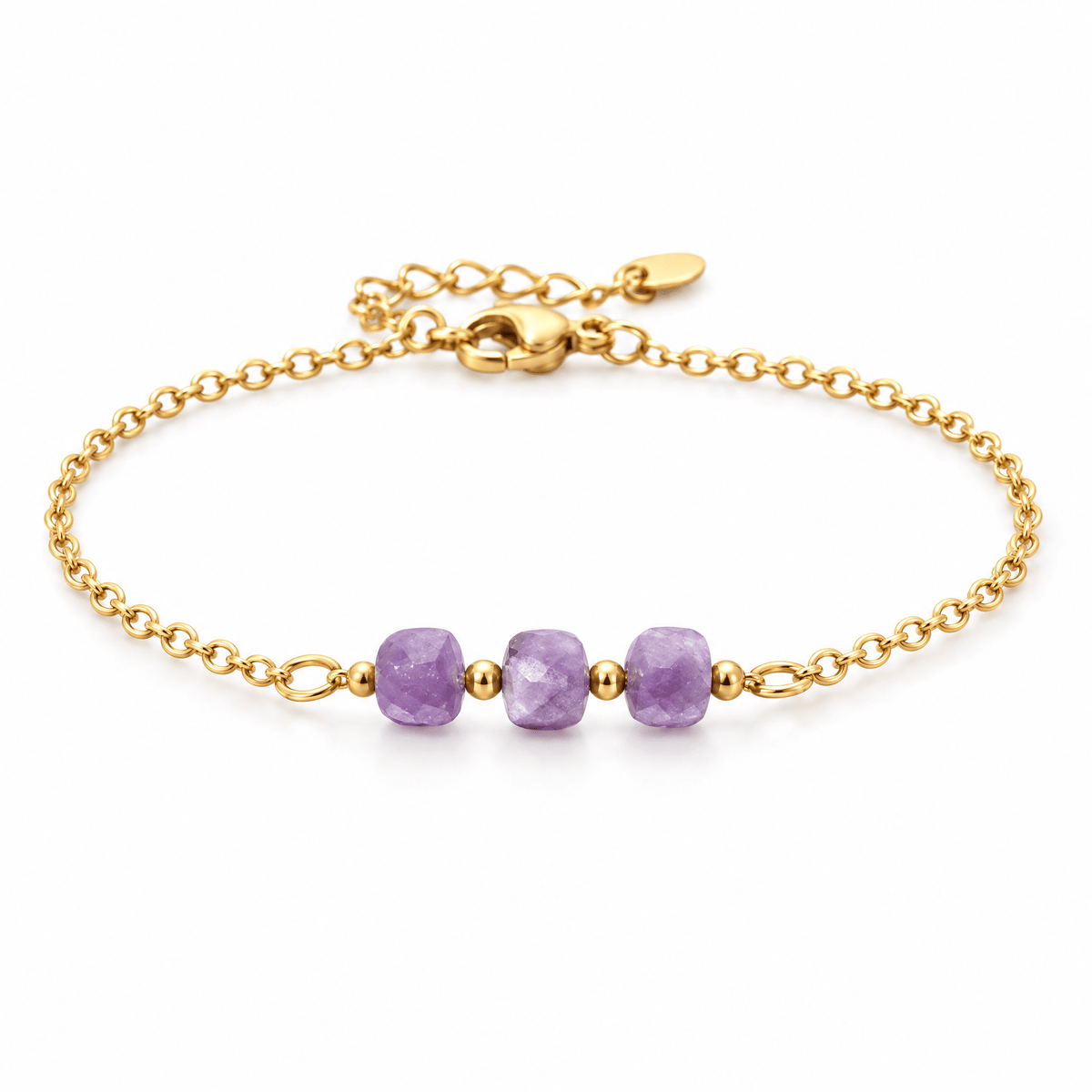 Packshot studio bracelet Bracelet fin en acier doré, maille forçat, trois pierres naturelles facettées, bijou élégant et lumineux, modèle Ilumia — Améthyste, vue frontale basse, fond blanc pur, détails verrouillés