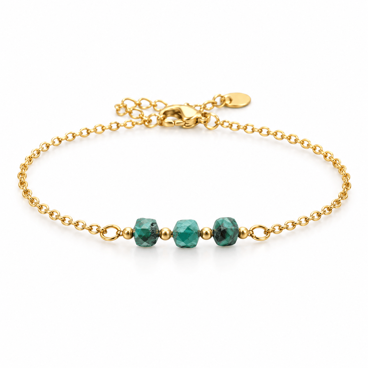 Packshot studio bracelet Bracelet fin en acier doré, maille forçat, trois pierres naturelles facettées, bijou élégant et lumineux, modèle Ilumia — Malachite, vue frontale basse, fond blanc pur, détails verrouillés