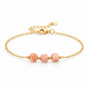 Packshot studio bracelet Bracelet fin en acier doré, maille forçat, trois pierres naturelles facettées, bijou élégant et lumineux, modèle Ilumia — Pierre de soleil, vue frontale basse, fond blanc pur, détails verrouillés