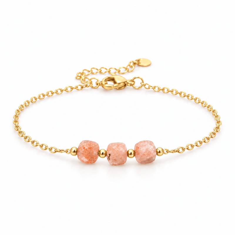 Packshot studio bracelet Bracelet fin en acier doré, maille forçat, trois pierres naturelles facettées, bijou élégant et lumineux, modèle Ilumia — Pierre de soleil, vue frontale basse, fond blanc pur, détails verrouillés