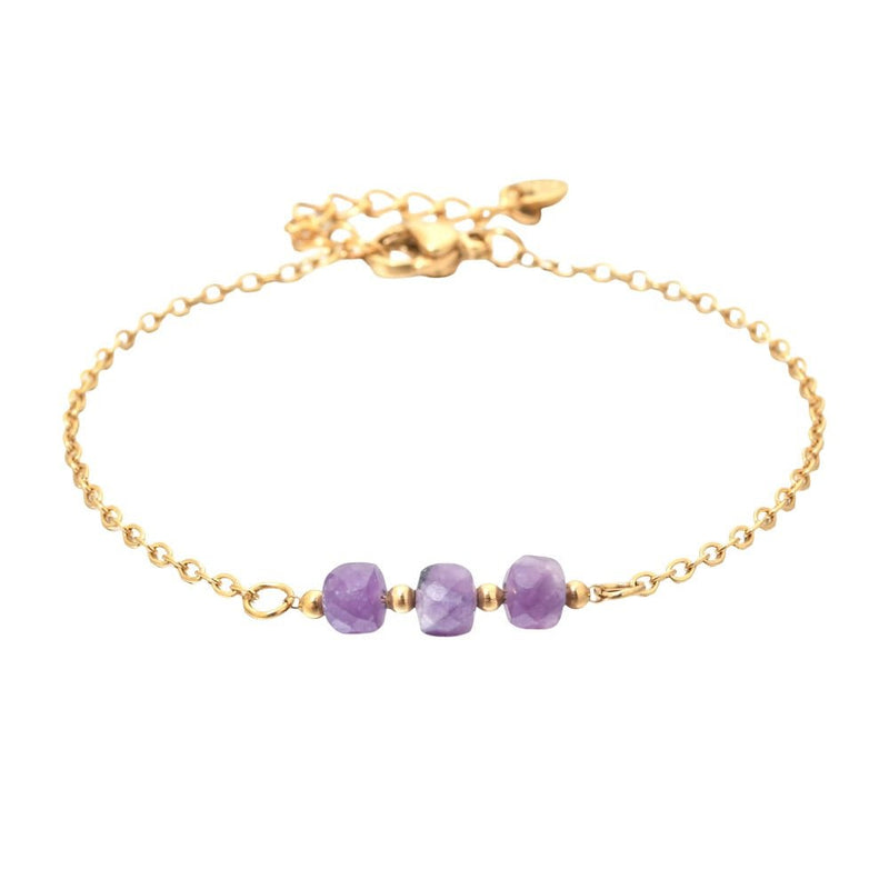 Bracelet fin en acier doré avec trois pierres semi-précieuses violettes facettées et chaîne maille forçat.