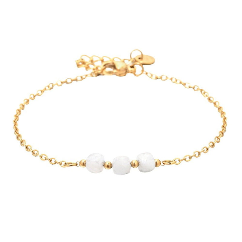 Bracelet fin en acier doré avec trois pierres semi-précieuses blanches facettées et maille forçat élégante.