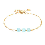 Bracelet fin en acier doré avec trois pierres semi-précieuses bleues facettées sur une maille forçat délicate.