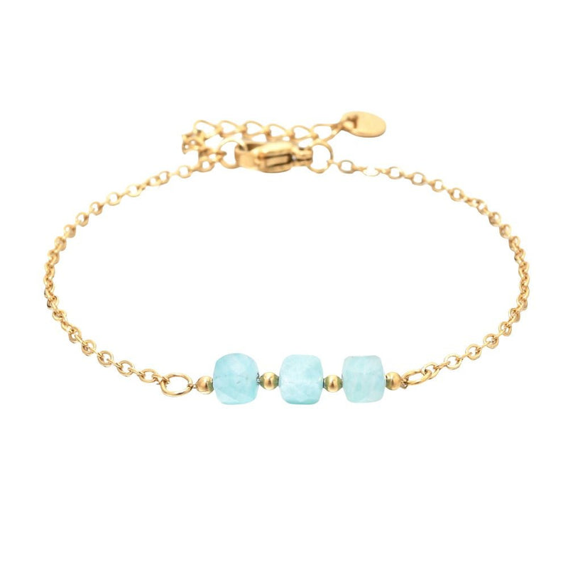 Bracelet fin en acier doré avec trois pierres semi-précieuses bleues facettées sur une maille forçat délicate.