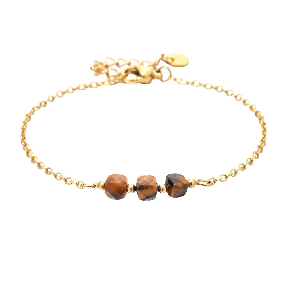Bracelet fin en acier doré avec chaîne maille forçat et trois pierres semi-précieuses facettées brunes.