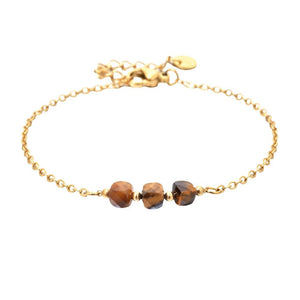 Bracelet fin en acier doré avec chaîne maille forçat et trois pierres semi-précieuses facettées brunes.