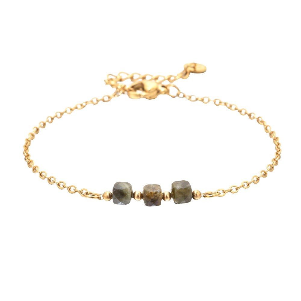 Bracelet fin en acier doré avec maille forçat et trois pierres semi-précieuses facettées vert foncé.