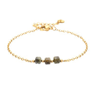 Bracelet fin en acier doré avec maille forçat et trois pierres semi-précieuses facettées vert foncé.