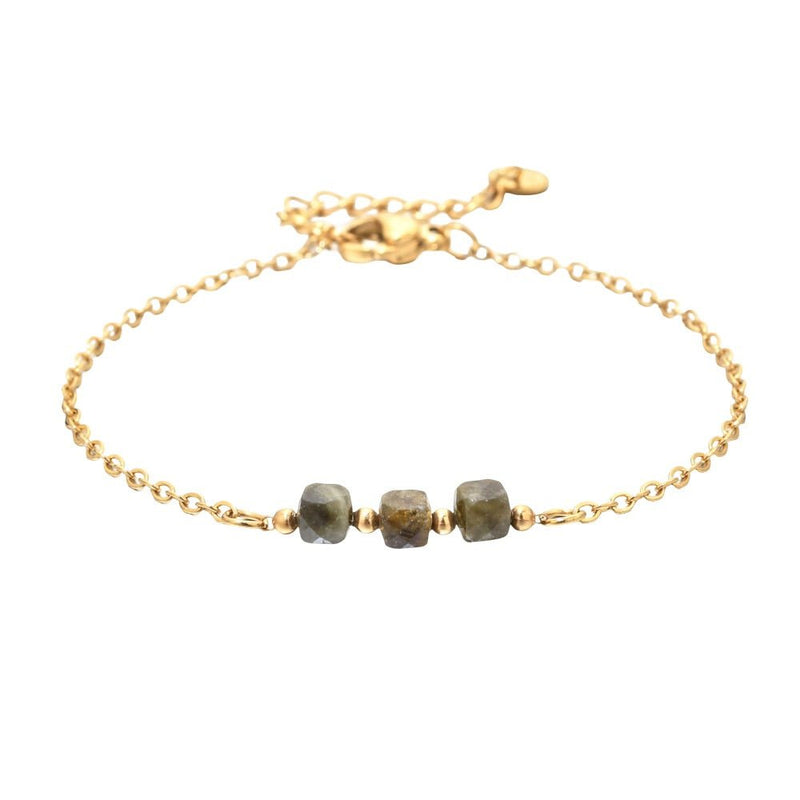 Bracelet fin en acier doré avec maille forçat et trois pierres semi-précieuses facettées vert foncé.