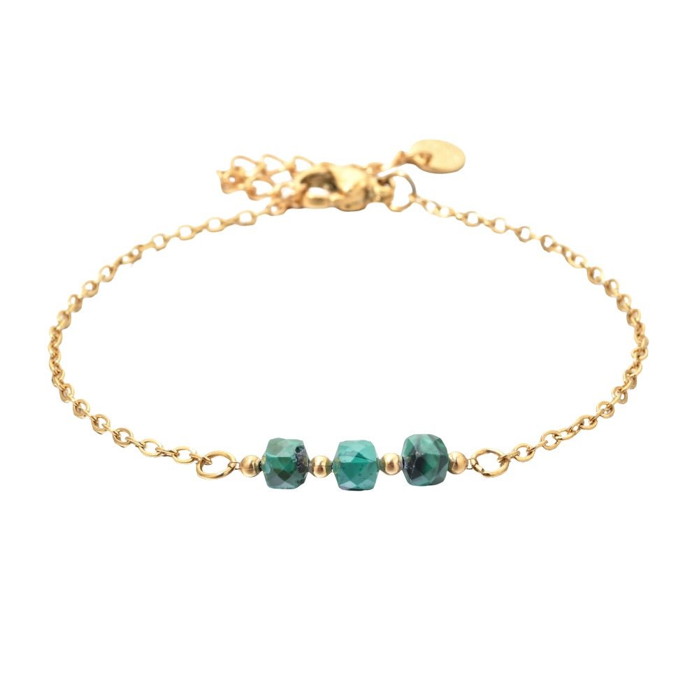 Bracelet fin en acier doré avec maille forçat et trois pierres semi-précieuses facettées vertes.
