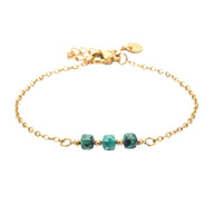 Bracelet fin en acier doré avec maille forçat et trois pierres semi-précieuses facettées vertes.