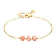 Bracelet fin en acier doré avec trois pierres semi-précieuses rose facettées et chaîne maille forçat.