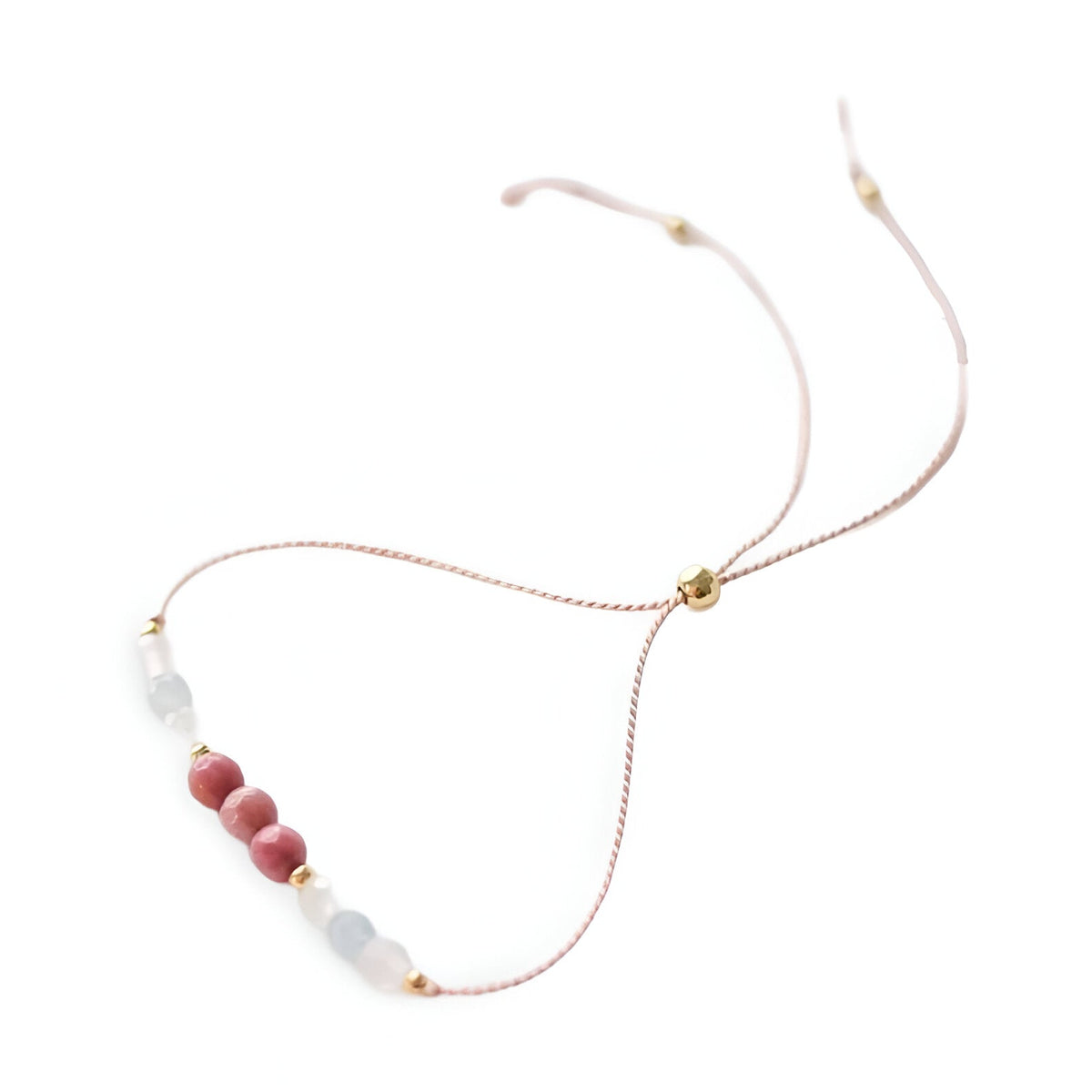 Bracelet fin rose en pierres naturelles avec perles dorées, style délicat et élégant.
