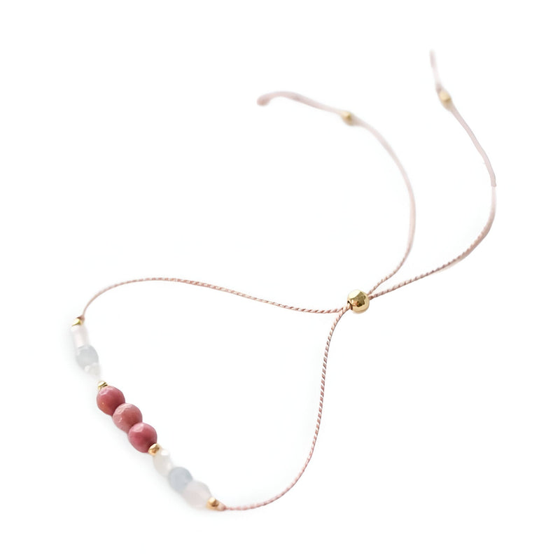 Bracelet fin rose en pierres naturelles avec perles dorées, style délicat et élégant.
