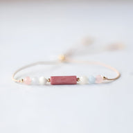 Bracelet fin rose en pierres naturelles avec perles rondes blanche, rose et bleue, design minimaliste.