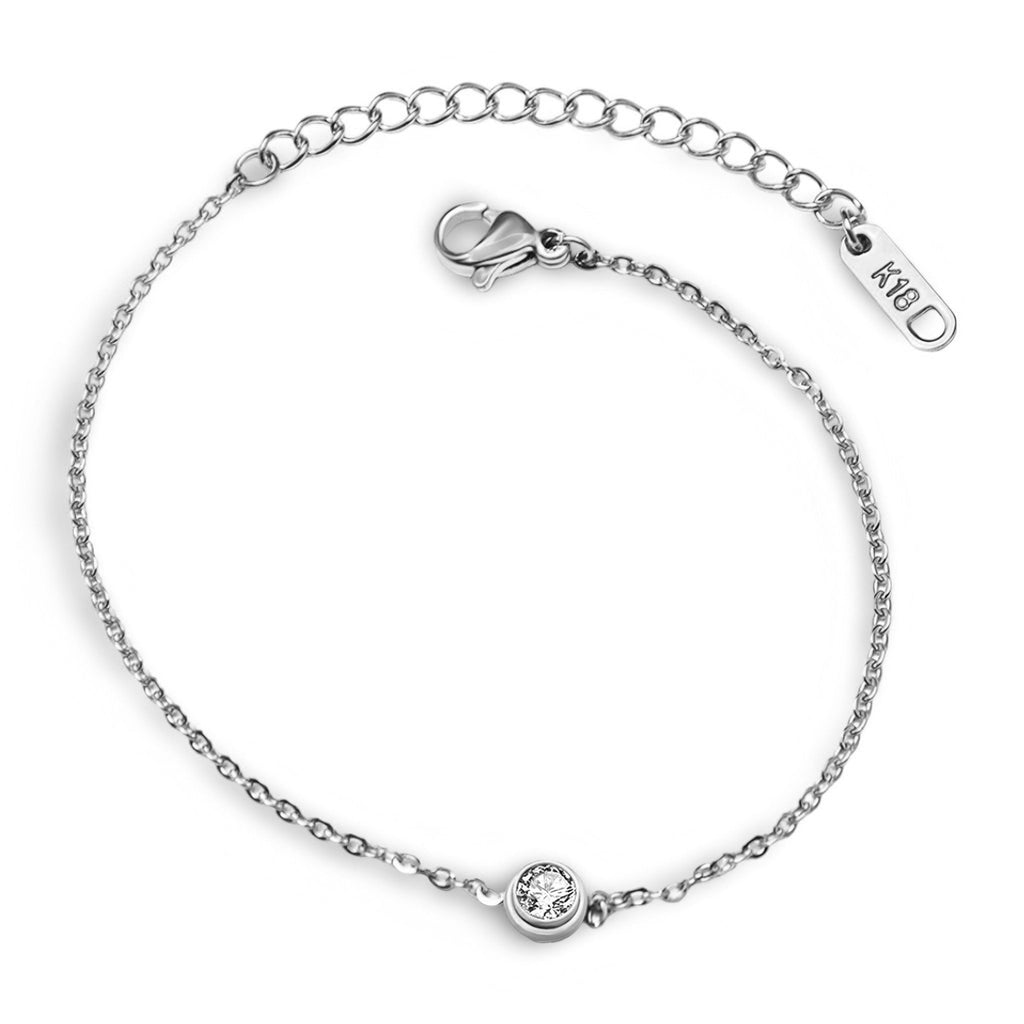 Bracelet fin en argent avec délicate chaîne et petit diamant rond serti au centre.
