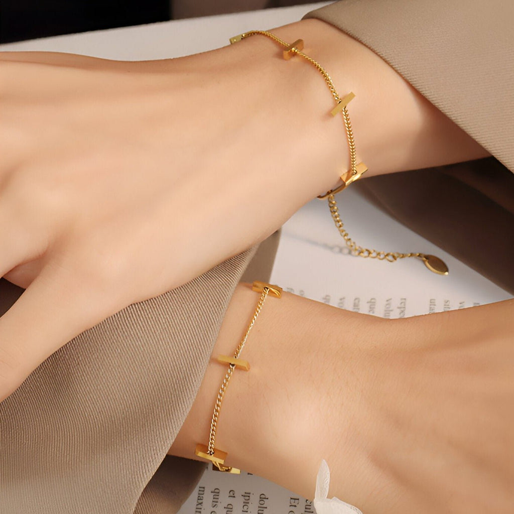 Bracelet fin en titane plaqué or avec petits coups de marteau, design discret et élégant.