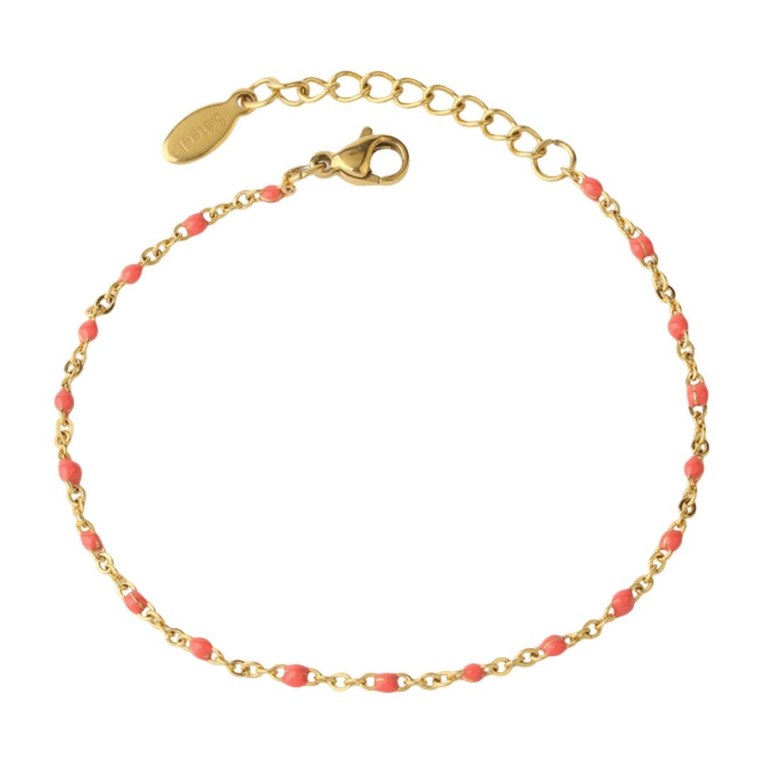 Bracelet fin en acier doré avec maille forçat et petites perles rouges, fermoir mousqueton réglable.