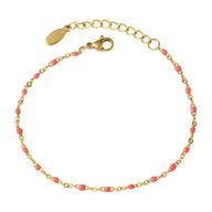 Bracelet fin en acier doré avec maille forçat et petites perles rouges, fermoir mousqueton réglable.