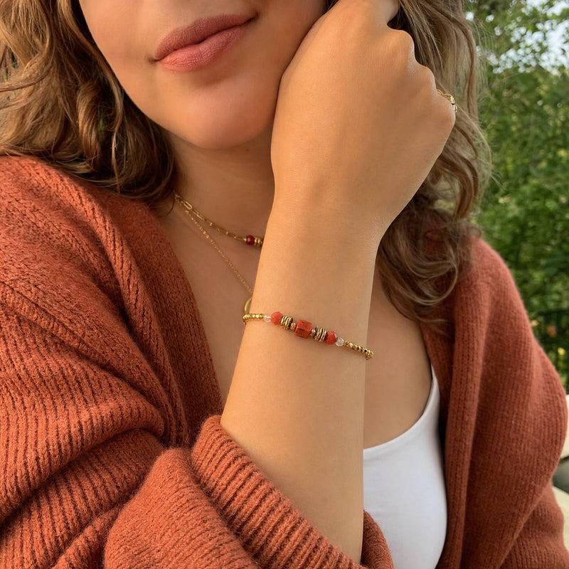 Pulsera fina para mujer de acero inoxidable, adornada con perlas doradas, realzada con jaspe rojo y decorada con cristales brillantes, ideal para un estilo elegante, modelo Valène