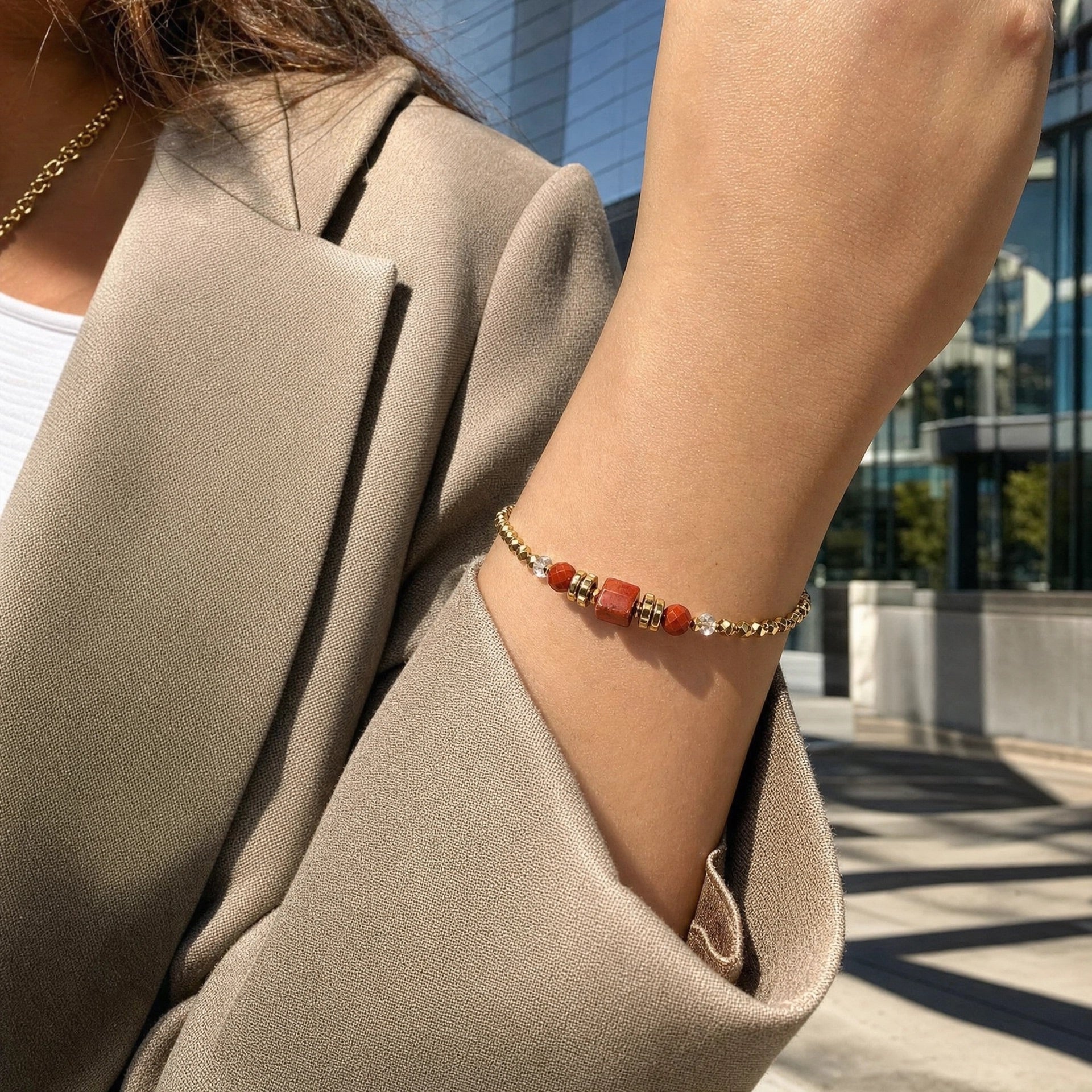 Pulsera fina para mujer de acero inoxidable, adornada con perlas doradas, realzada con jaspe rojo y decorada con cristales brillantes, ideal para un estilo elegante, modelo Valène