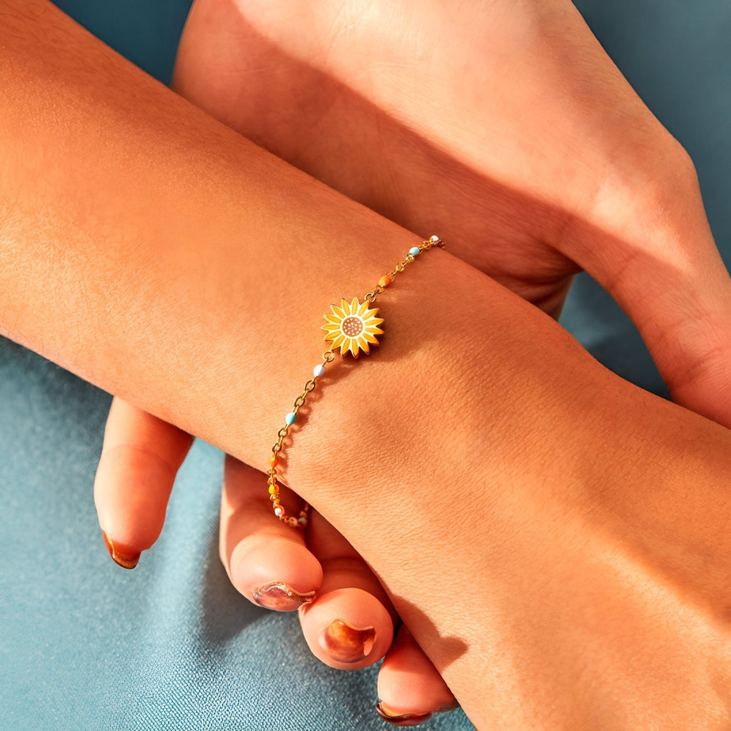 Bracelet femme en argent sterling doré avec fleur de printemps centrale et chaîne à billes délicate.