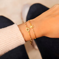 Bracelet fin en or avec pendentif flocon de neige et chaîne délicate pour femme.