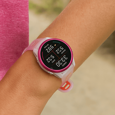 Bracelet montre silicone rose clair avec design aéré et boucle ajustable, style sportif léger.