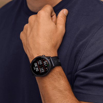 Bracelet Garmin silicone noir à fixation rapide avec perforations pour montre Forerunner, design léger et sportif.