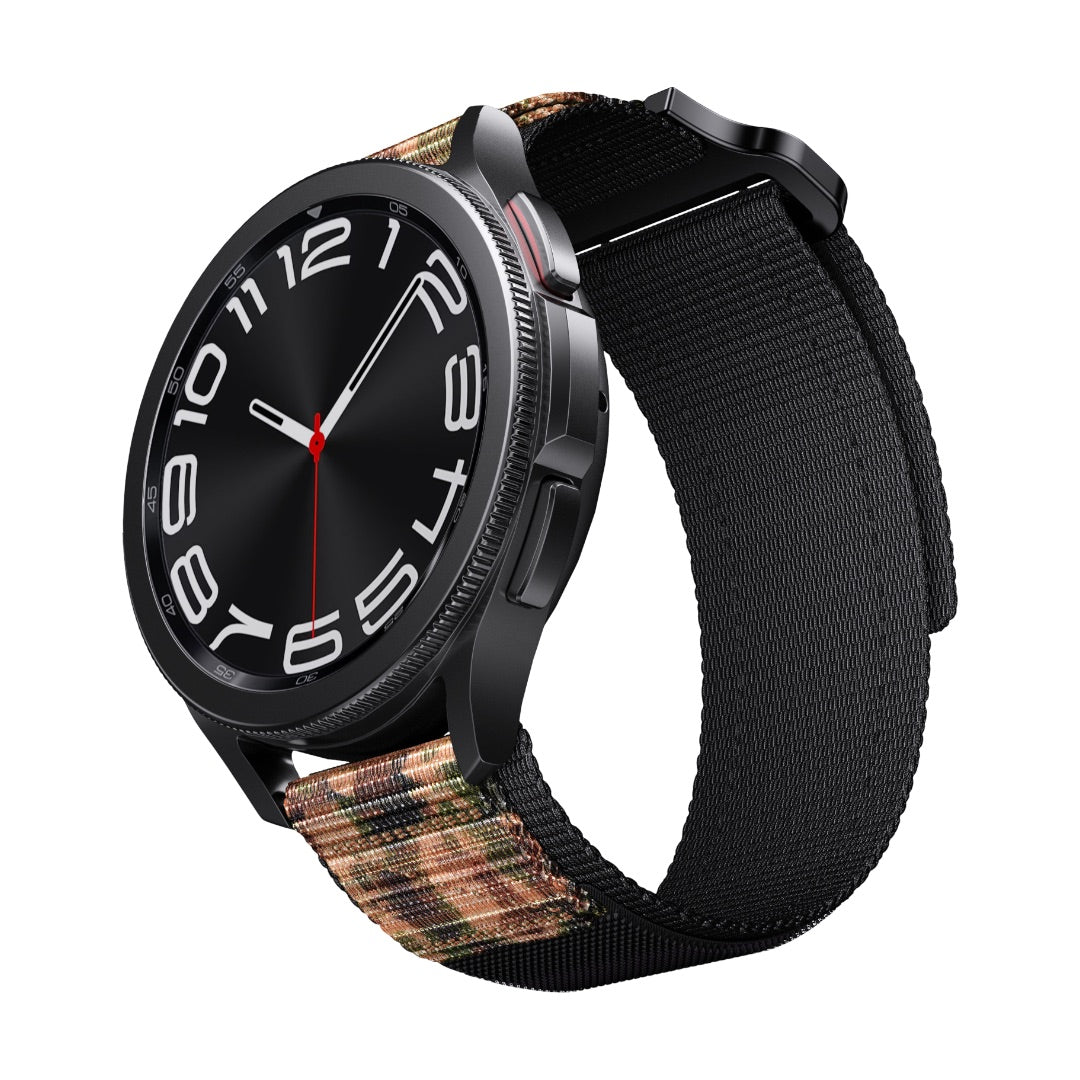 Bracelet de montre Garmin en nylon noir avec boucle à dégagement rapide et détail camouflage vert kaki.