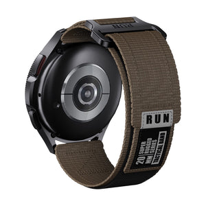 Bracelet de montre Garmin sport en nylon marron ultra résistant avec attache rapide et étiquette RUN noire.
